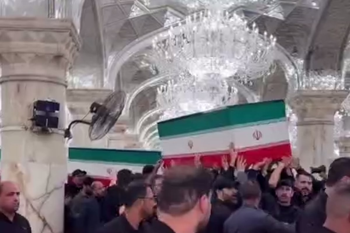 طواف پیکر‌های خانواده رهبر شهید انقلاب بر گرد ضریح امیرالمؤمنین (ع)