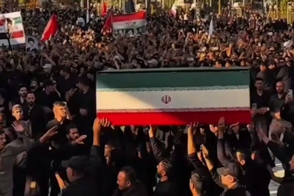 اشک‌های عزاداران عراقی در بین‌الحرمین، هنگام ورود پیکر‌های مطهر شهدای خانواده رهبر شهید انقلاب