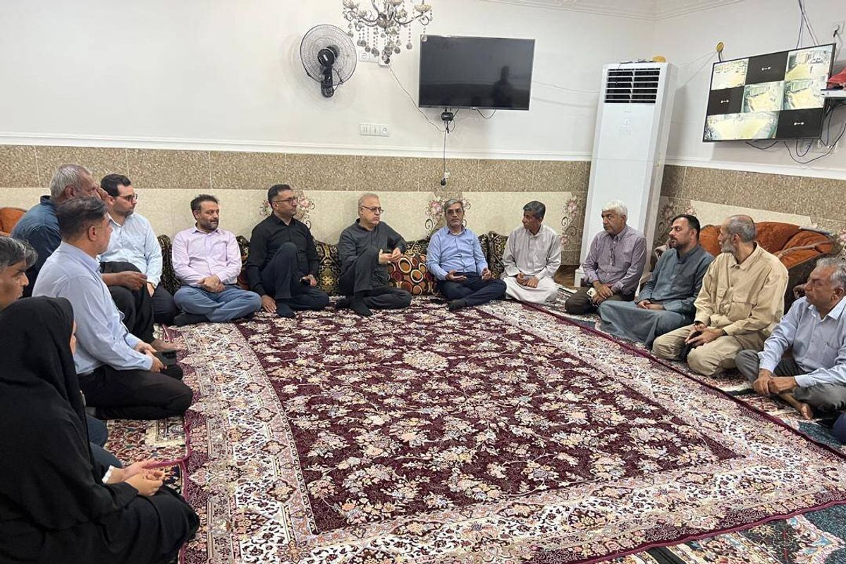 استاندار هرمزگان با خانواده سه شهید حمله آمریکا در خمیر دیدار کرد