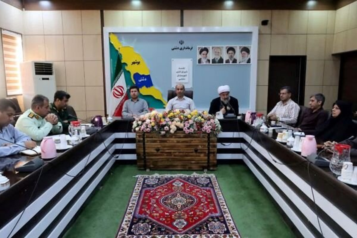 امام جمعه دشتی: اتحاد مقدس عرصه را بر دشمن تنگ کرده است
