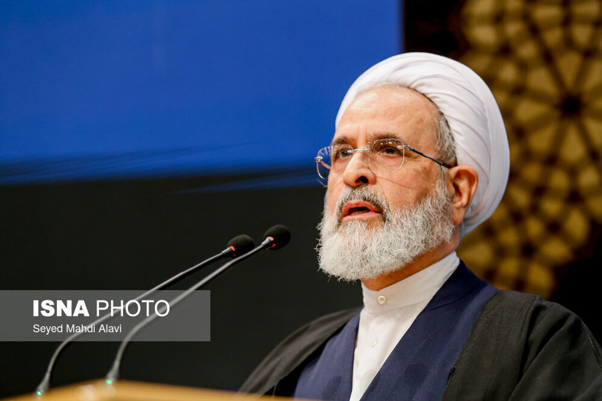 امام جمعه قم: در گذشته باطن آمریکا و اسرائیل آشکار نبود/ امروز باطن این سگ‌ها به دوستانشان هم حمله می‌کند/  باید به مساله حجاب در کشور و قم توجه شود