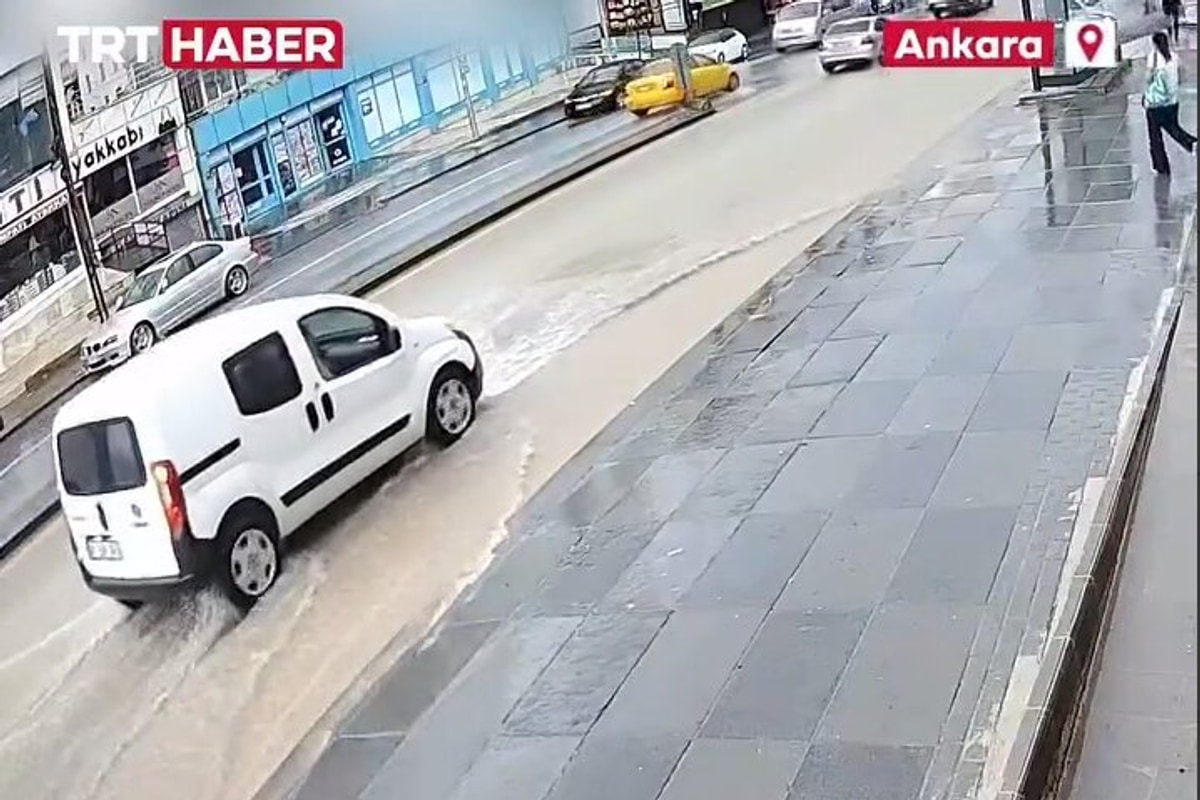 ببینید | بارندگی شدید در آنکارا ترکیه باعث فروریزش بخشی از جاده شد!