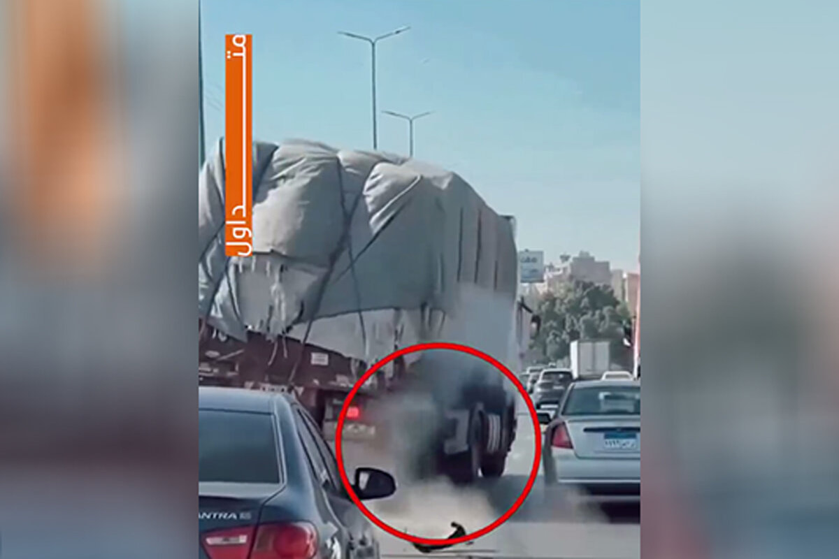 ببینید | رویدادی عجیب در جاده‌های مصر؛ راننده کامیونی خودرویی دیگر را از سقوط نجات داد
