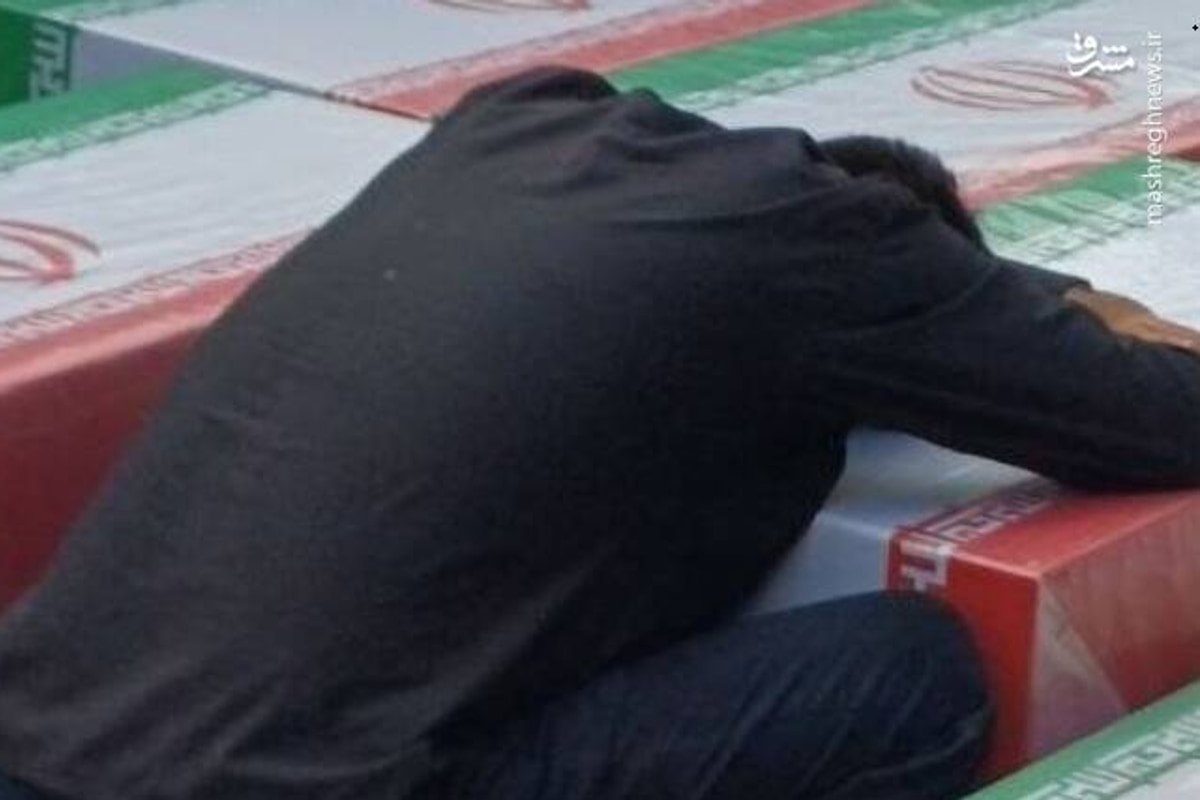 تصویری از وداع دردناک پدر مینابی با تابوت فرزند شهیدش