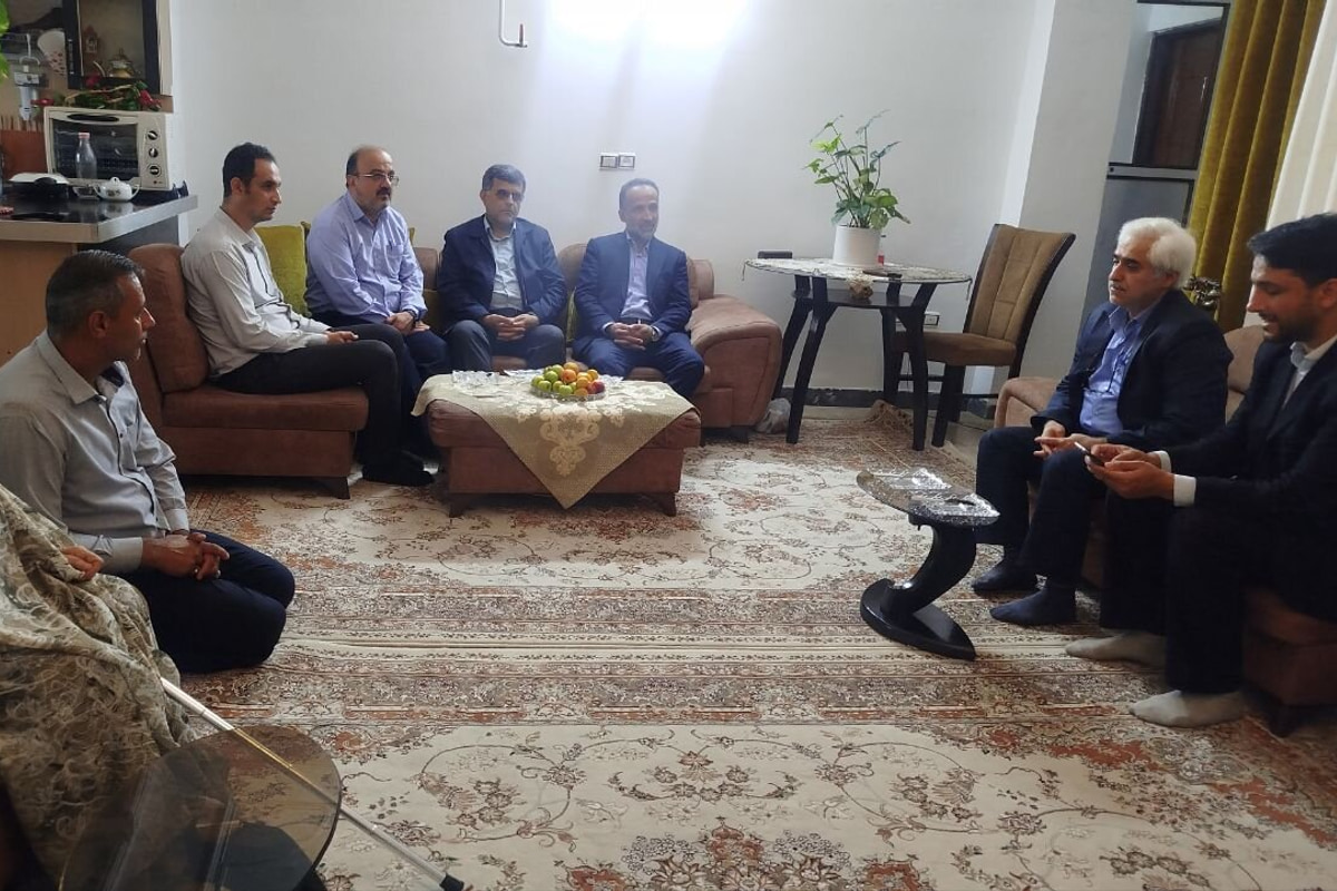 دیدار اعضای شورای تامین آستانه اشرفیه با خانواده شهید «مجید باختر»