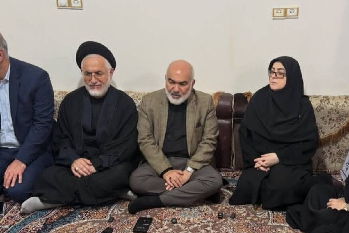 دیدار سادات ابراهیمی با خانواده شهدای حمله اخیر آمریکا به جنوب خوزستان