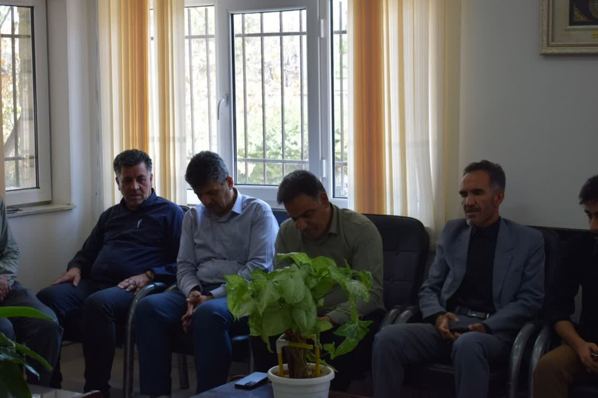 دیدار محمد بیات با رئیس و کارکنان اداره بهزیستی شهرستان خمین به مناسبت هفته بهزیستی
