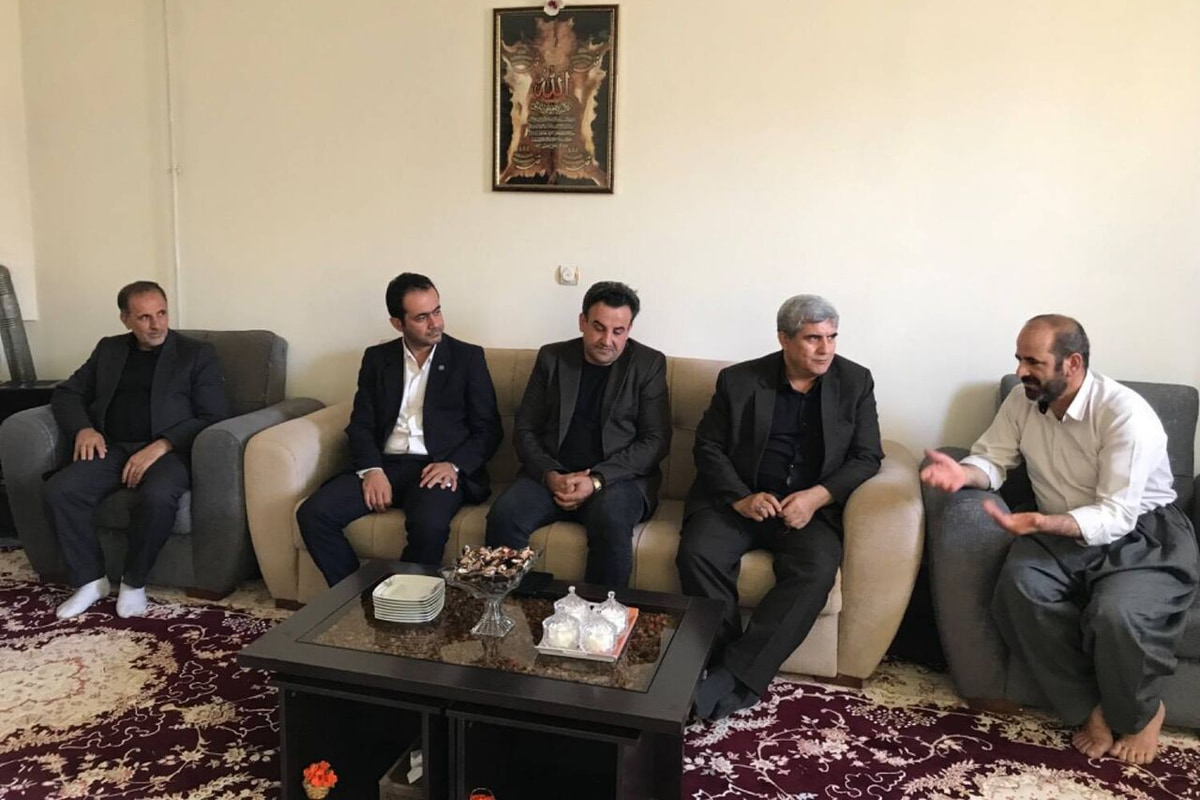دیدار معاون استاندار کردستان با خانواده شهید جنگ رمضان