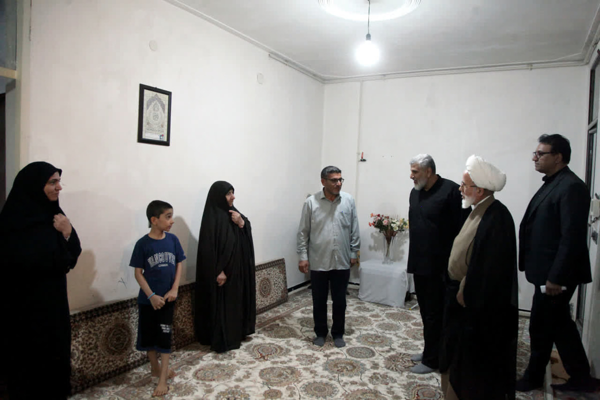 دیدار نماینده ولی‌فقیه در استان کرمانشاه با خانواده ۲ شهید و یک جانباز