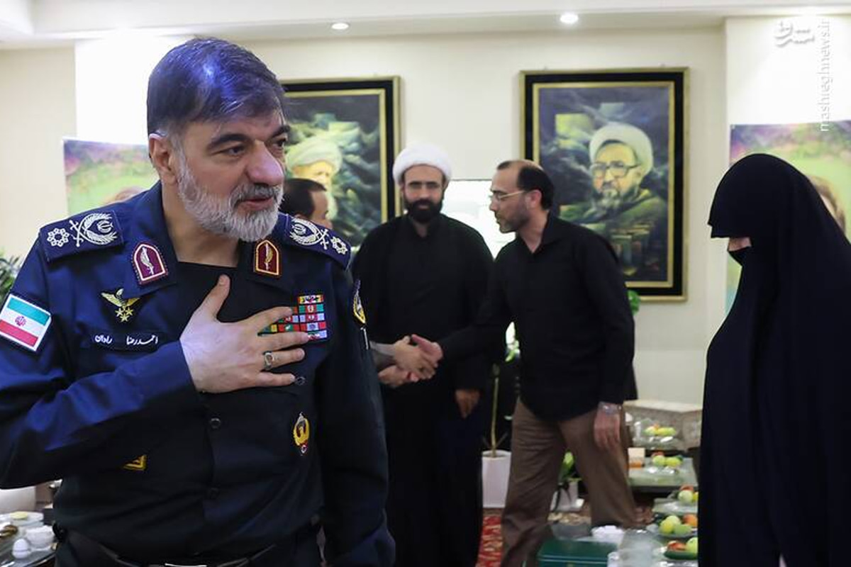 عکس/ دیدار سردار رادان با خانواده‌ شهیدان سلیمانی، لاریجانی و نصیرزاده