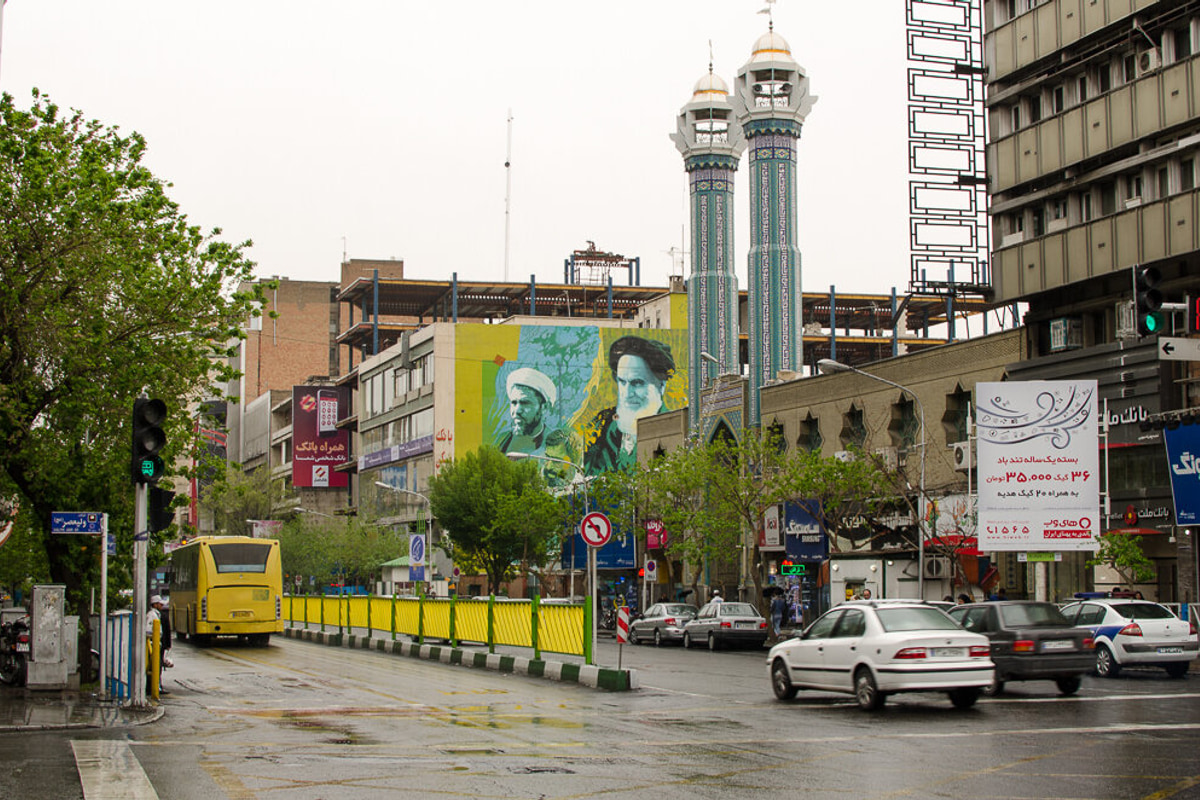 عکس/ زن تهرانی در خیابان جمهوری در حال نگاه کردن به یک ویترین؛ سال ۱۳۳۰