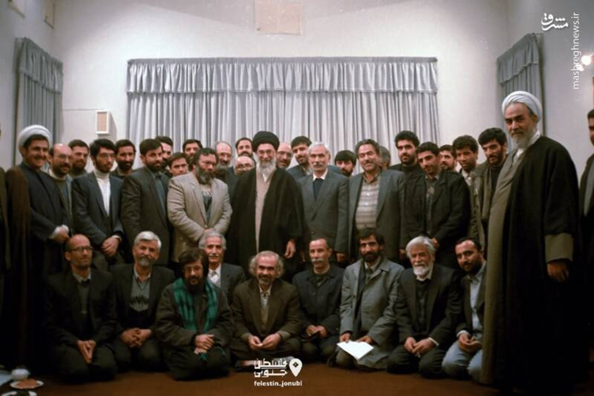 عکسی قدیمی از دیدار جمعی از شعرا با آقای شهید ایران