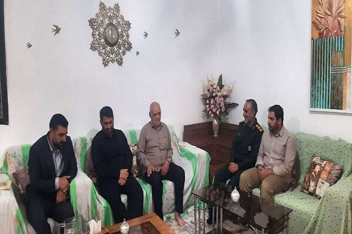 فرمانده سپاه لرستان با خانواده شهید «حمید یاراحمدی» دیدار کرد