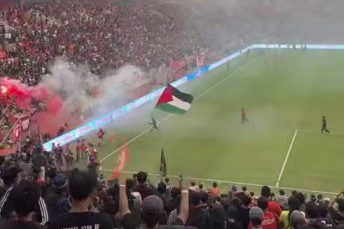 فیلم/ اهتزاز پرچم فلسطین در زمین فوتبال جکاراتا