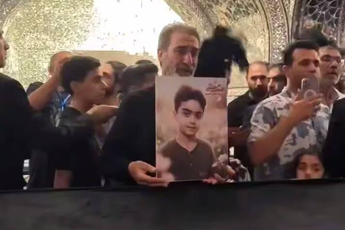 فیلم/ حضور خانواده شهید ماکان نصیری بر سر مزار قائد شهید