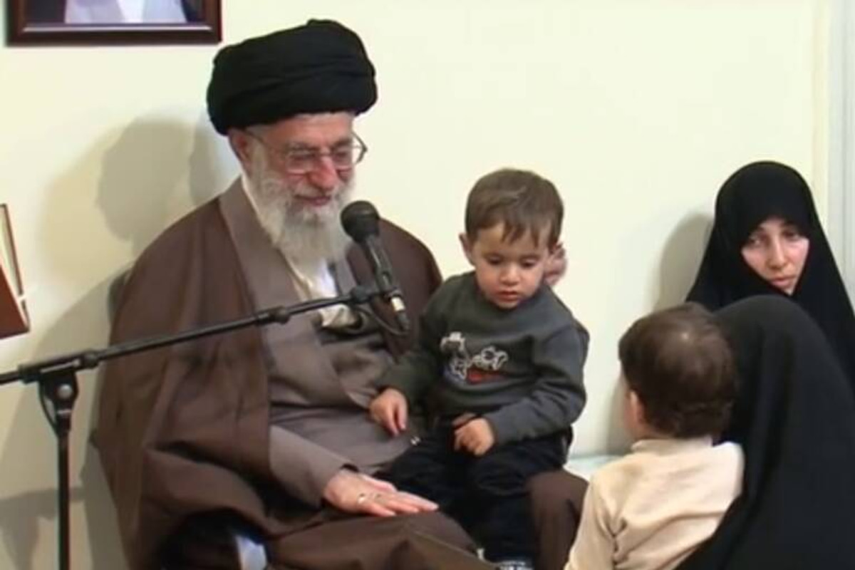 فیلم/ لحظاتی منتشر نشده از دیدارهای خانواده‌ شهدا با رهبر شهید