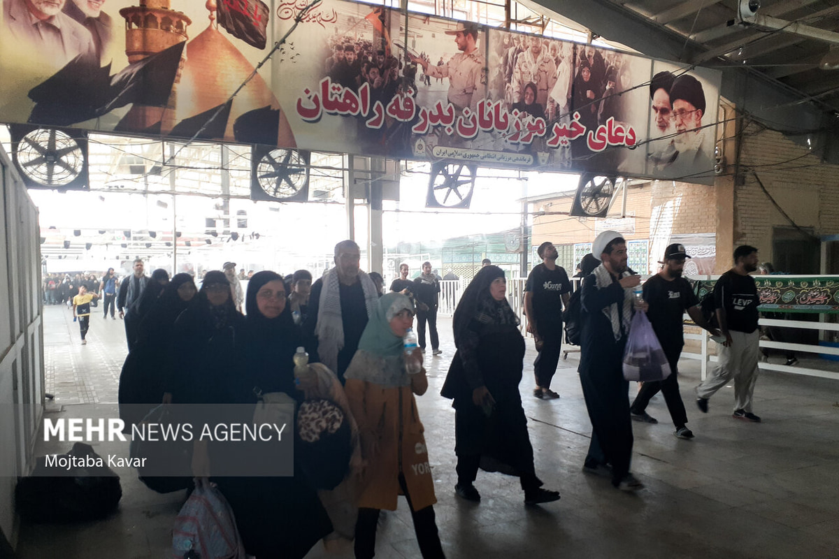 فیلمی از حضور پرشور زوار اربعین حسینی در مرز مهران طی عصر پنجشنبه