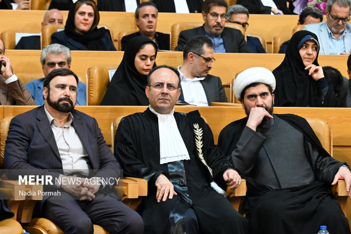 نگاهی به مراسم تحلیف بیش از ۹۰۰ نفر از پذیرفته شدگان آزمون وکالت سال ۱۴۰۲ کانون وکلای دادگستری مرکز