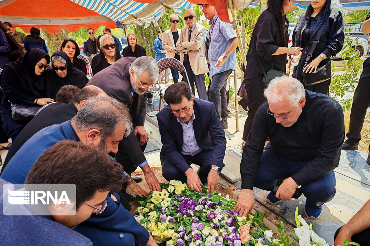 وداع با اسماعیل یغمایی/ پیکر باستان‌شناس پیشکسوت در کنار فرزندش آرام گرفت