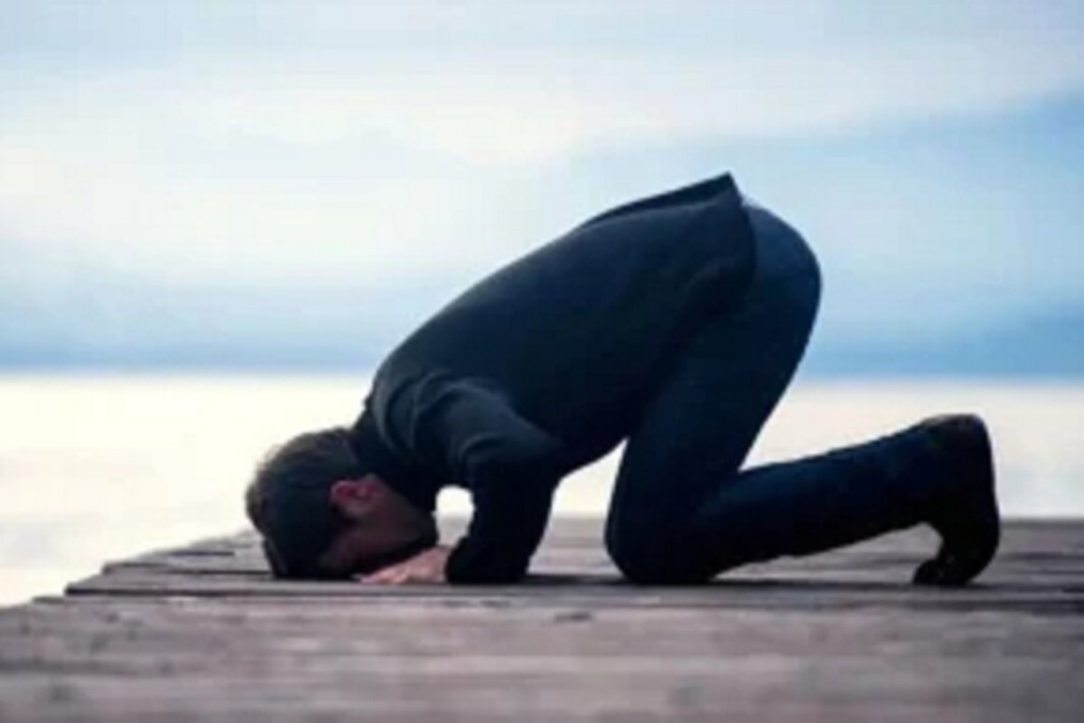 چه کارهایی نماز را باطل می‌کند؟؛ احکام و شرایط مبطلات نماز از نگاه فقه